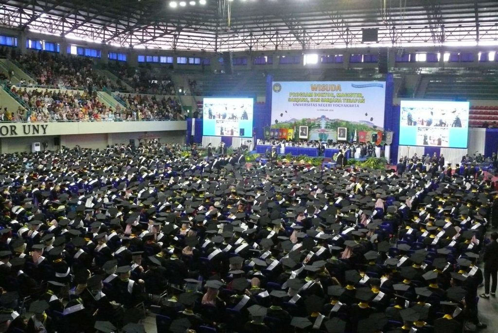UNY Wisuda 1.566 Lulusan Hari Ini, 29 Raih Predikat Summa Cumlaude, Ratusan Wisudawan Berprestasi Internasional