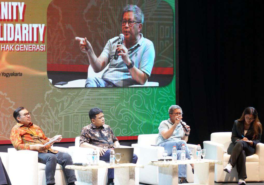 Rocky Gerung: Jangan Dewakan Survei! Uji Pemimpin di Kampus, Bukan di Panggung Hiburan