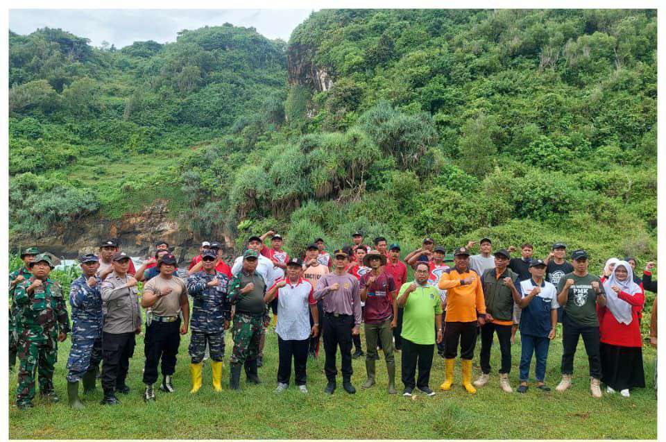 Forkompinkap Girisubo Turun Tangan, Korve Pantai Srakung Wujud Nyata Sinergi Jaga Kelestarian Lingkungan