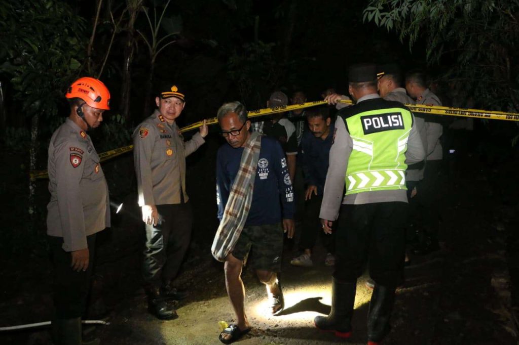 Bencana Longsor di Ngawen, Kapolres Gunungkidul Bergerak Cepat Tinjau Lokasi intruksikan Pengamanan Bencana Longsor di Ngawen, Kapolres Gunungkidul Bergerak Cepat Tinjau Lokasi intruksikan Pengamanan