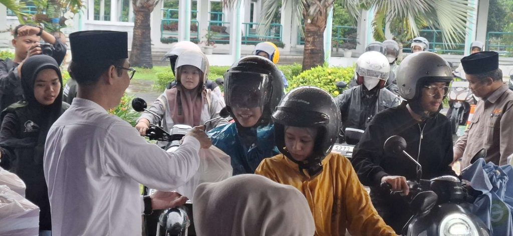 Drive Thru Paket Takjil Per 18 Ribu UMY Kembali digelar, Mahasiswa Ngaku Bisa Hemat Selama Puasa Drive Thru Paket Takjil Per 18 Ribu UMY Kembali digelar, Mahasiswa Ngaku Bisa Hemat Selama Puasa