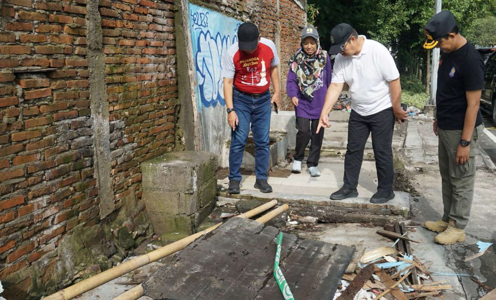 Gerakan Jogja Berhati Nyaman Hasto Wardoyo Gelar Kerja Bakti Bersihkan Sejumlah Titik Kota Gerakan Jogja Berhati Nyaman Hasto Wardoyo Gelar Kerja Bakti Bersihkan Sejumlah Titik Kota