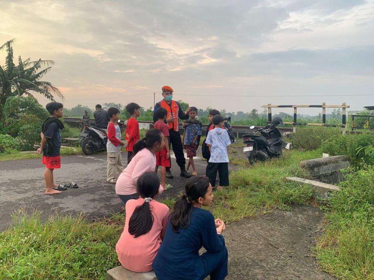 Ada Sanksi Pidana, KAI Daop 6 Jogja Larang Ngabuburit di Jalur Rel