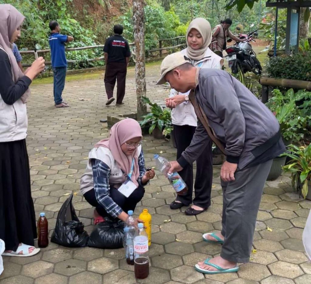 Dari Saluran Tersumbat ke Ladang Subur, Aksi Nyata Mahasiswa KKN UPY di Balong Barat Dari Saluran Tersumbat ke Ladang Subur, Aksi Nyata Mahasiswa KKN UPY di Balong Barat