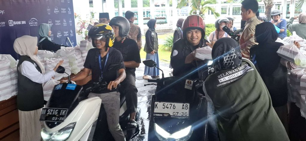 UMY Kembali Galangkan Program 5000 Takjil Drive Thru 1447 H Kepada Mahasiswa dan Pegawai UMY Kembali Galangkan Program 5000 Takjil Drive Thru 1447 H Kepada Mahasiswa dan Pegawai