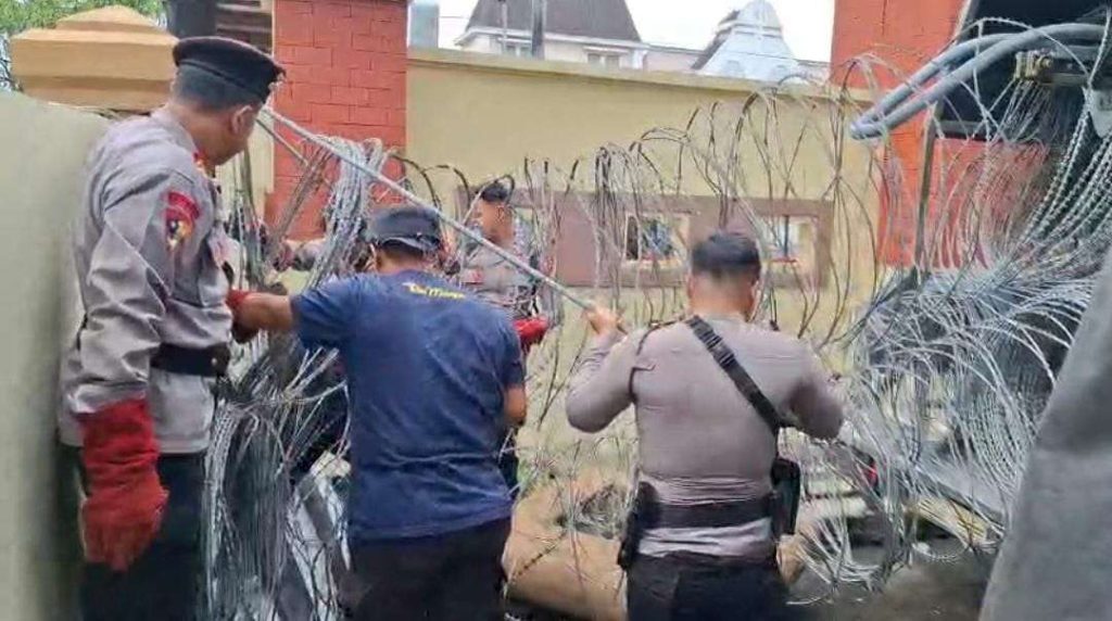 Massa Dobrak Pagar Mapolda DIY Sampaikan Aspirasi Sampai Sekarang Aparat Kepolisian Masih Berjaga