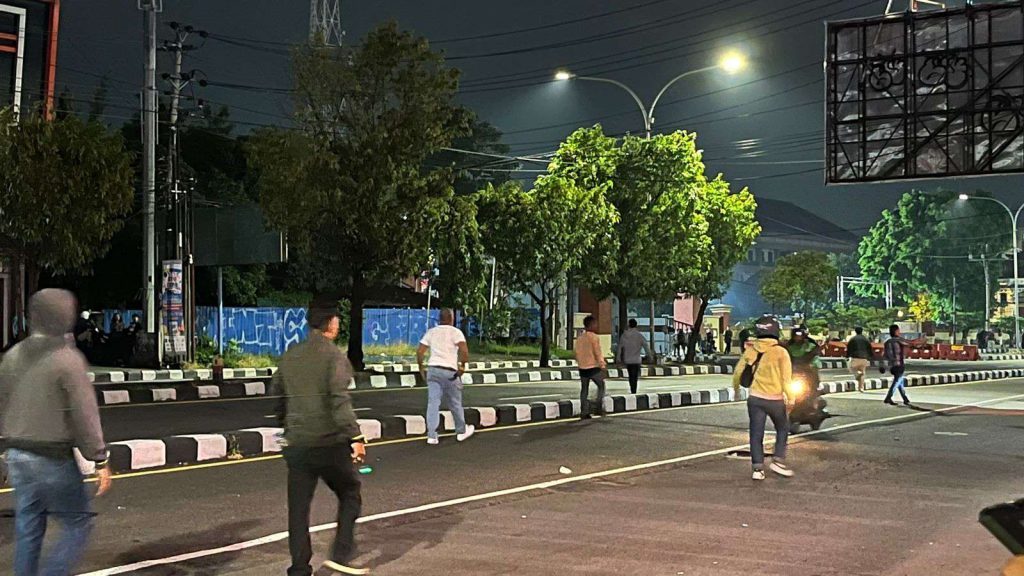 Setelah Massa Aksi Menuliskan “All Cops Are Bastard”, “Pembunuh”, Terdengar Suara Letusan di Depan Mapolda DIY