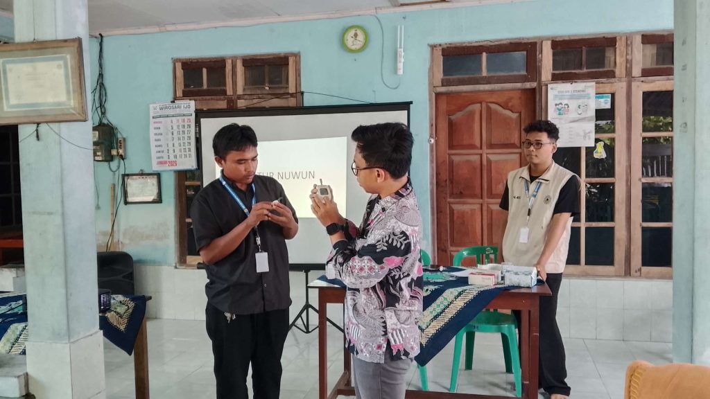 KKN Alternatif UPY Kelompok 6 Gelar Edukasi dan Pelatihan Alat Kesehatan bagi Kader Posyandu Menur Padokan Lor