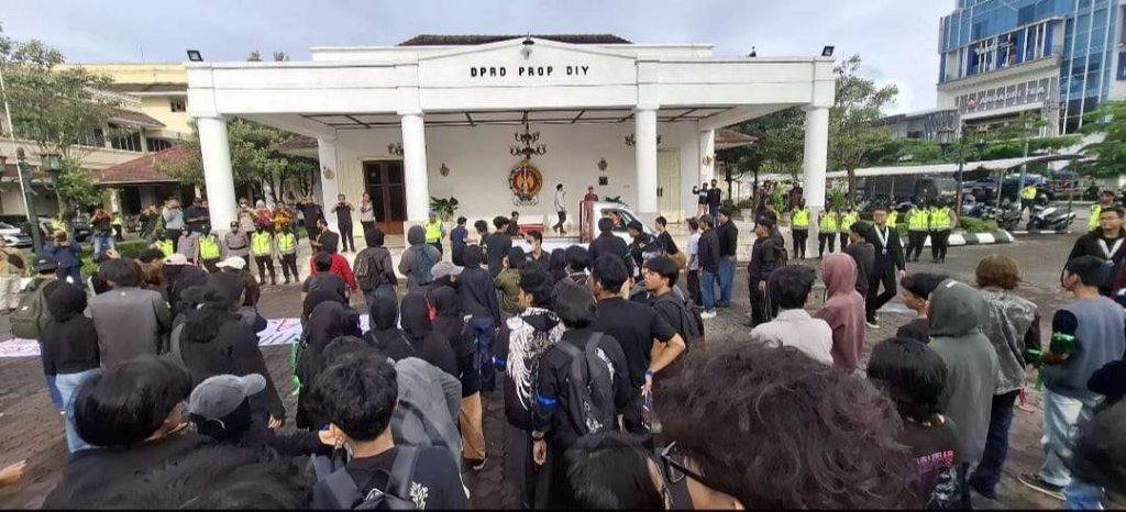 Ratusan Mahasiswa Kepung Lagi DPRD DIY, Suarakan Reformasi Polri Hingga Program MBG