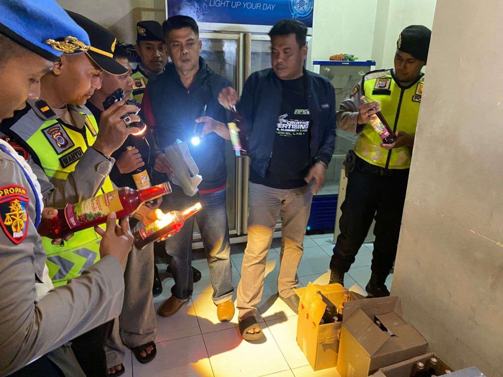 Polres Bantul Sita 72 Botol Miras Ilegal dari Gerai di Banguntapan Polres Bantul Sita 72 Botol Miras Ilegal dari Gerai di Banguntapan