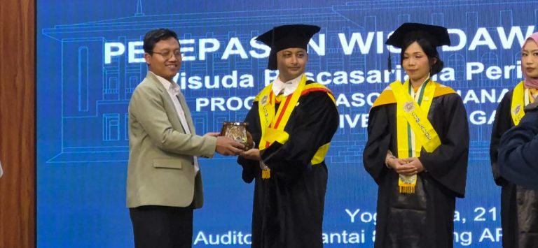 Krisna Doktor Farmasi UGM Selesaikan S3 Tercepat Hanya 2 Tahun 4 Bulan