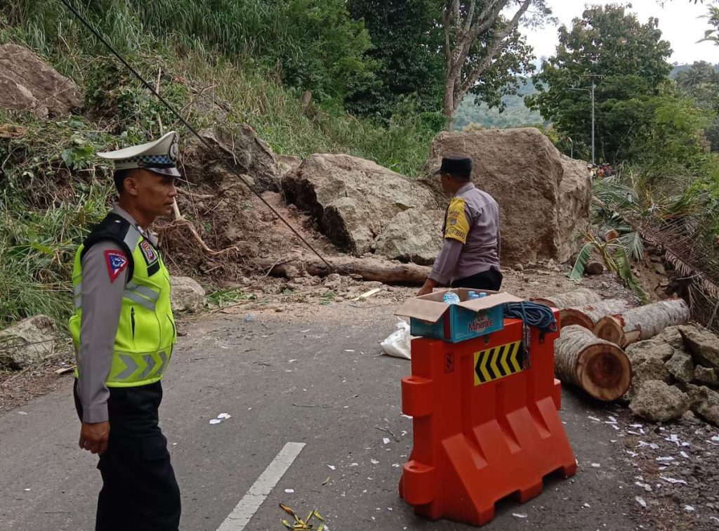 Bukit Longsor Tutup Jalan Semin – Ponjong Petugas Lakukan Penanganan
