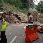 Bukit Longsor Tutup Jalan Semin – Ponjong Petugas Lakukan Penanganan