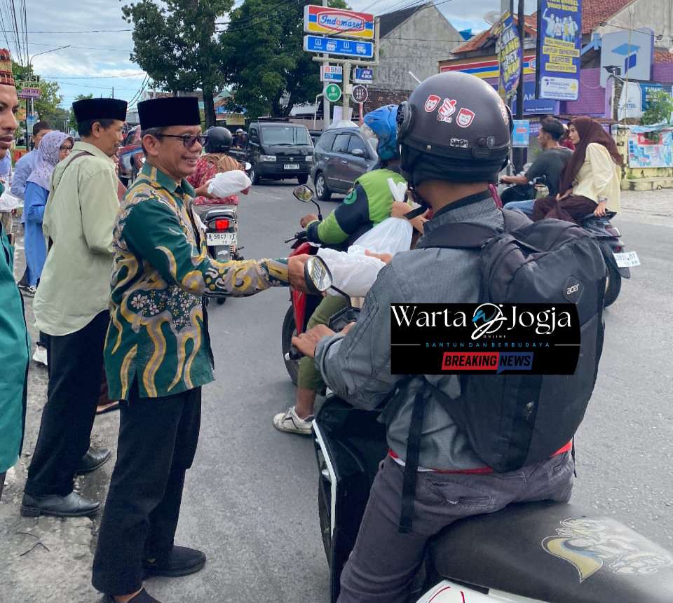 KUA Sewon Tersenyum Terbarkan Berkah Lewat Aksi Berbagi Takjil