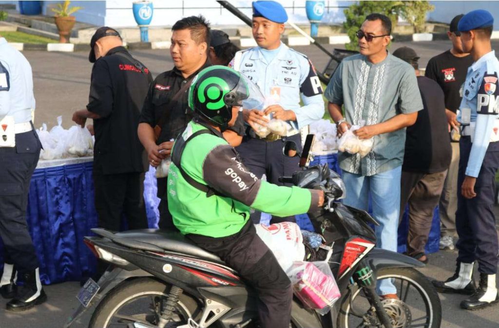 Sinergi Dopper Shooting Club, Satpom TNI AU Lanud Adisutjipto, dan Dinas Teritorial Gelar Berbagi Takjil 2.000 Bakso3 Sinergi Dopper Shooting Club, Satpom TNI AU Lanud Adisutjipto, dan Dinas Teritorial Gelar Berbagi Takjil 2.000 Bakso3
