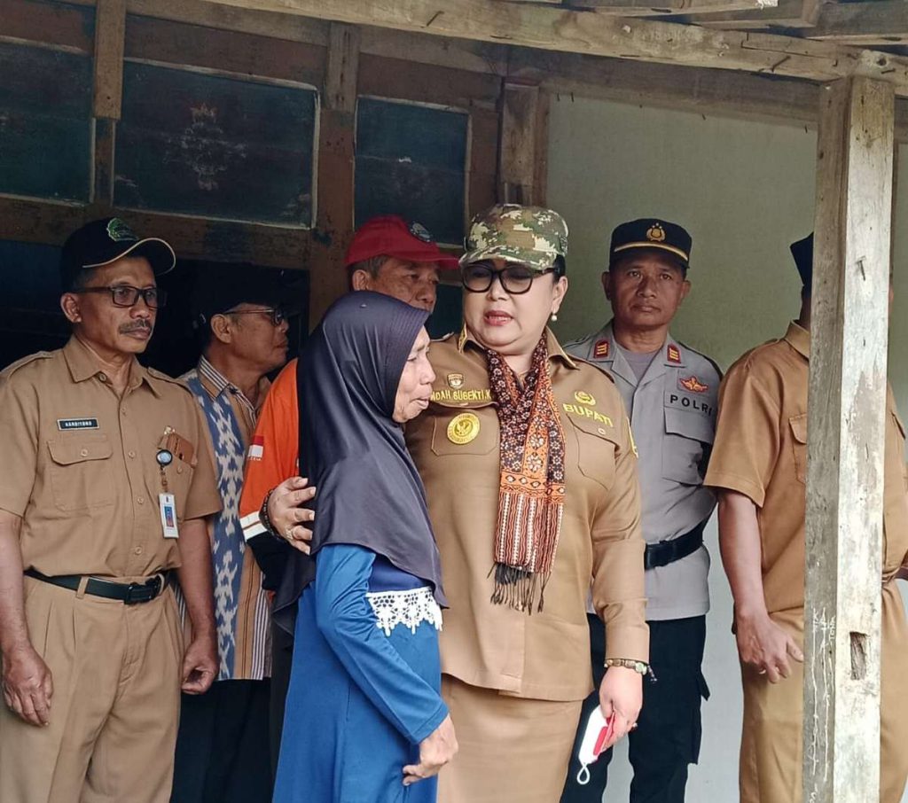 Bupati Gunungkidul didampingi Ketua Baznas Monitoring RTLH di Kapanewon Rongkop Bupati Gunungkidul didampingi Ketua Baznas Monitoring RTLH di Kapanewon Rongkop