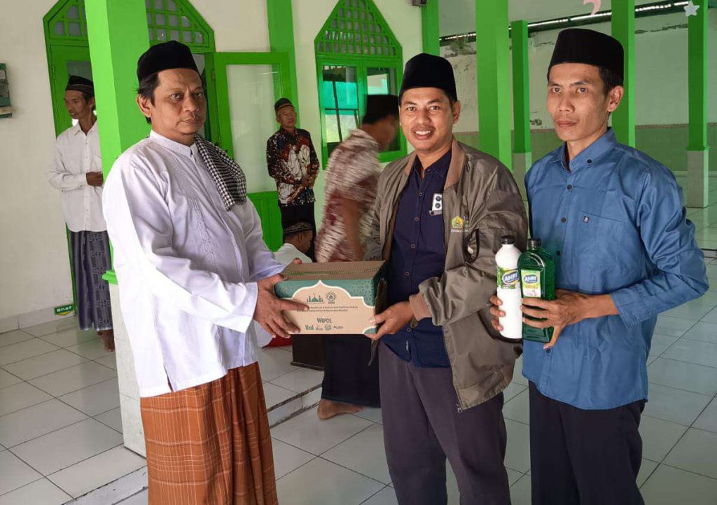 Ramadhan Berkah, KUA Sewon Salurkan Bantuan Alat Pembersih untuk Masjid Ar-Rahman Tarudan