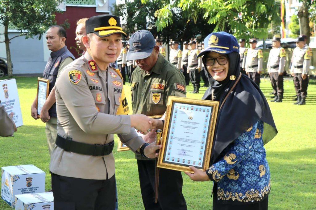 Polres Gunungkidul Salurkan Puluhan Juta Zakat Fitrah dan Beri Penghargaan Warga Inspiratif