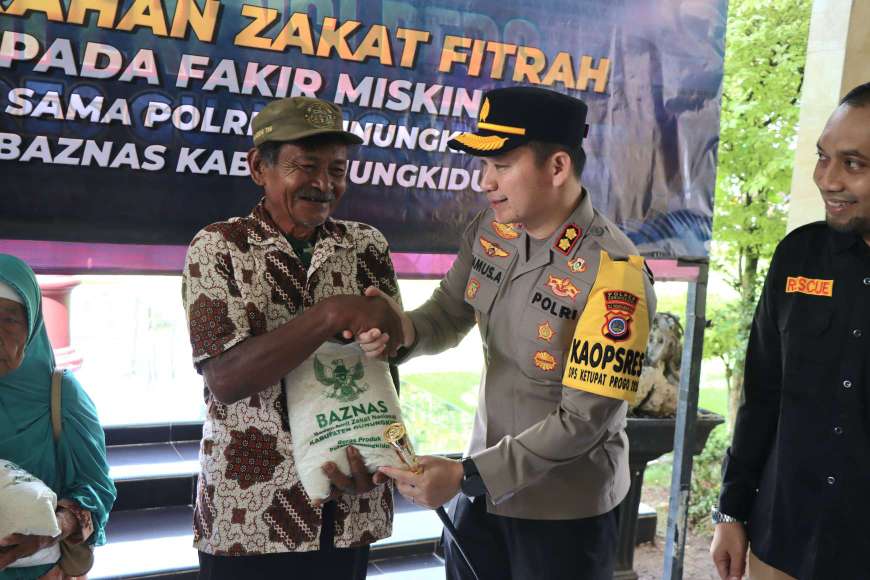 Polres Gunungkidul Bersama Baznas Salurkan 950 Paket Zakat Fitrah untuk Masyarakat