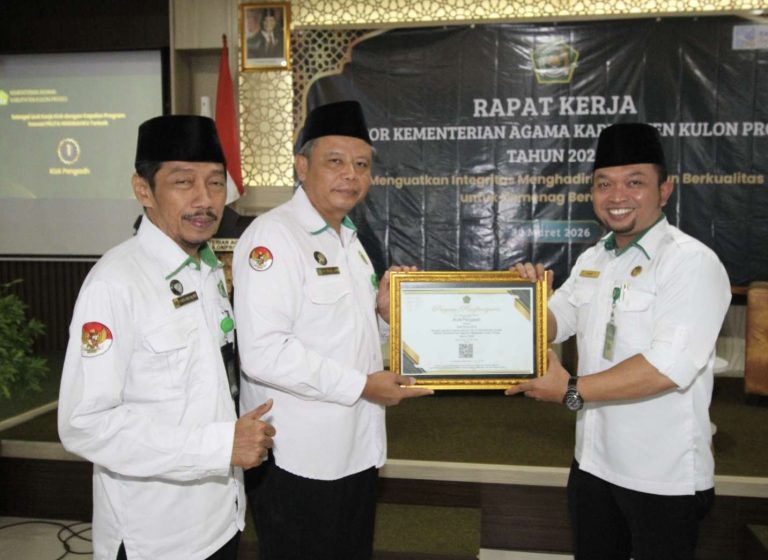 KUA Pengasih Sabet Penghargaan Inovasi “PELITA MADINAHKU” Terbaik Tahun 2025