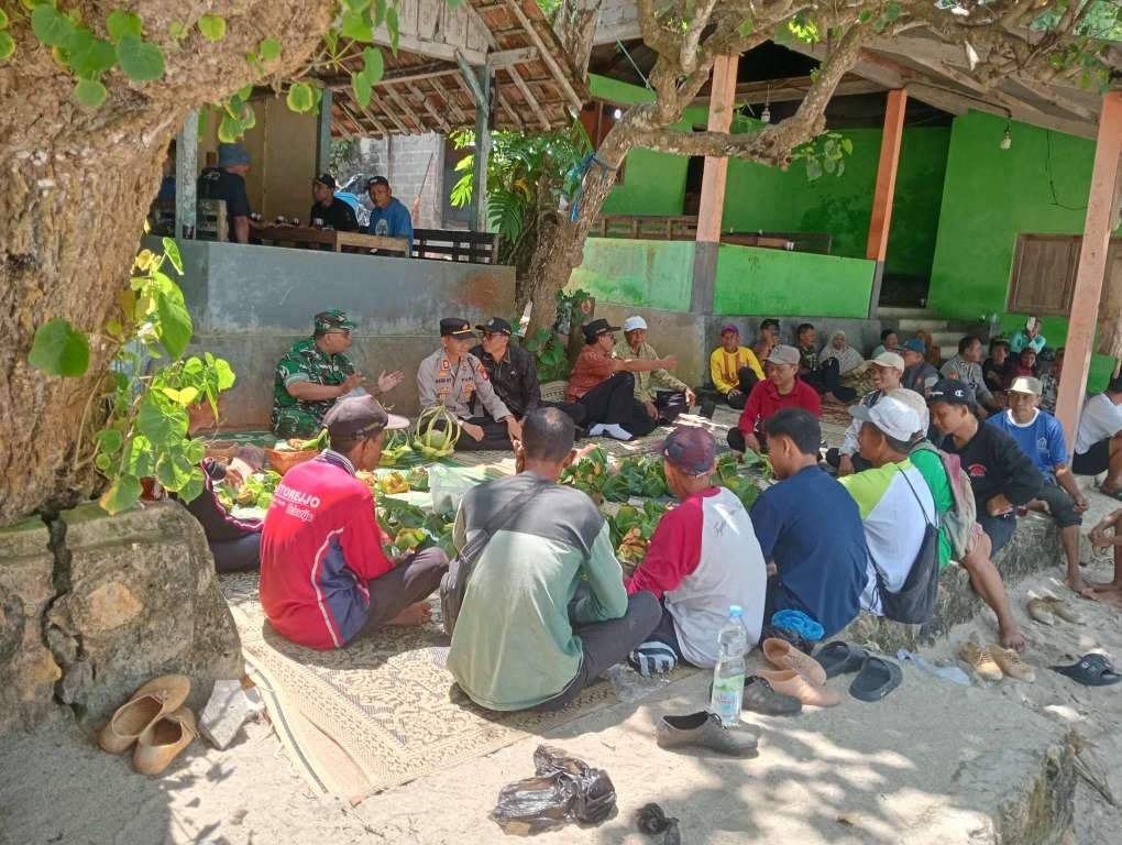 Para Petani dan Nelayan Antusias Gelar Tradisi “Ngalangi” Sedekah Laut Pantai Nampu