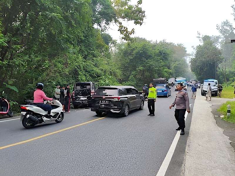 Tabrakan Beruntun 5 Kendaraan di Tahura Gading Gunungkidul, Satu Motor Terjatuh Tabrakan Beruntun 5 Kendaraan di Tahura Gading Gunungkidul, Satu Motor Terjatuh
