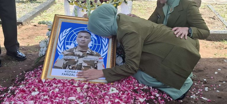 Ratusan Warga Hadiri Pemakaman Militer Kopda Farizal di TMP Giripeni