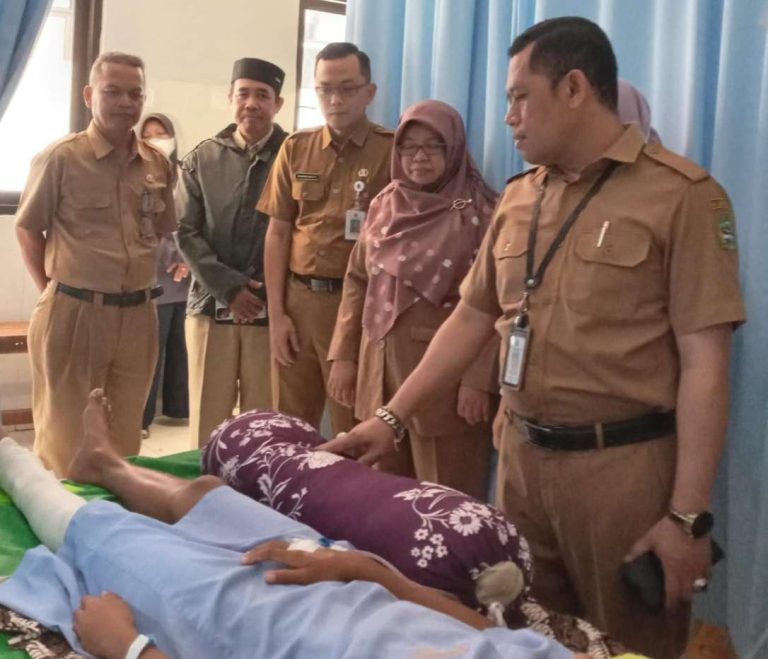 Siswa SD Terjatuh ke Sungai, Kaki Patah Dilarikan ke RSUD Wonosari Siswa SD Terjatuh ke Sungai, Kaki Patah Dilarikan ke RSUD Wonosari