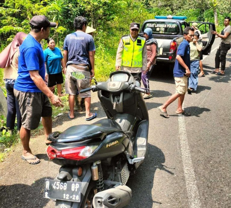 Kecelakaan Tunggal di Jalan Sundak Tepus : Dua Pengendara Terjatuh ke Jurang Kecelakaan Tunggal di Jalan Sundak Tepus : Dua Pengendara Terjatuh ke Jurang