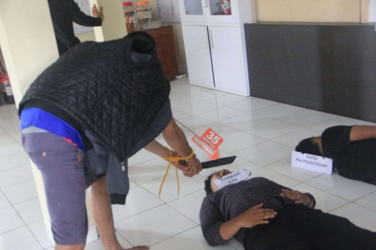 Rekonstruksi Pembunuhan di Sedayu: 53 Adegan Bongkar Kebrutalan SS Rekonstruksi Pembunuhan di Sedayu: 53 Adegan Bongkar Kebrutalan SS