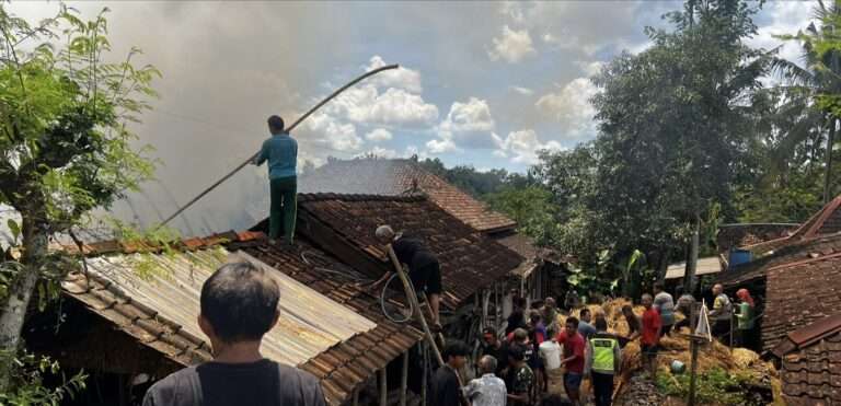 Lupa Padamkan Kompor, Rumah di Tanjungsari Ludes Terbakar, Kerugian Capai Rp150 Juta Lupa Padamkan Kompor, Rumah di Tanjungsari Ludes Terbakar, Kerugian Capai Rp150 Juta