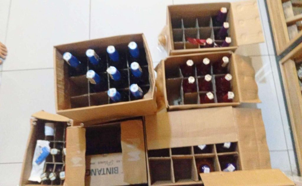 Tanpa Izin Resmi, Puluhan Botol Miras di Outlet 23 Kasihan Disita Polisi Tanpa Izin Resmi, Puluhan Botol Miras di Outlet 23 Kasihan Disita Polisi