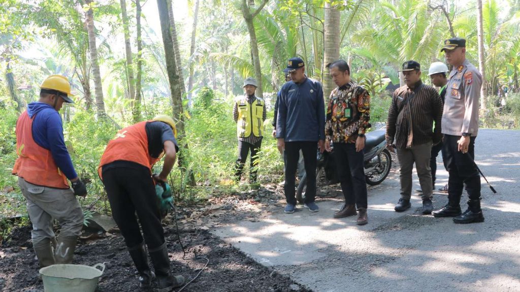 Genjot Infrastruktur, Wabup Ambar Tinjau Langsung Perbaikan Jalan di Kulon Progo