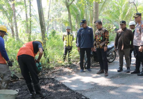 Genjot Infrastruktur, Wabup Ambar Tinjau Langsung Perbaikan Jalan di Kulon Progo