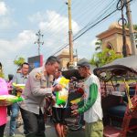 Peduli Sesama, Polres Klaten Bagikan 1 Ton Beras ke Tukang Becak dan Ojek