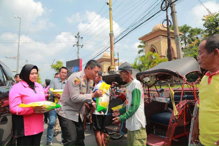 Peduli Sesama, Polres Klaten Bagikan 1 Ton Beras ke Tukang Becak dan Ojek