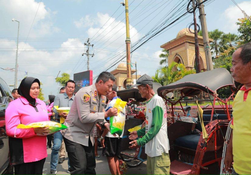 Peduli Sesama, Polres Klaten Bagikan 1 Ton Beras ke Tukang Becak dan Ojek