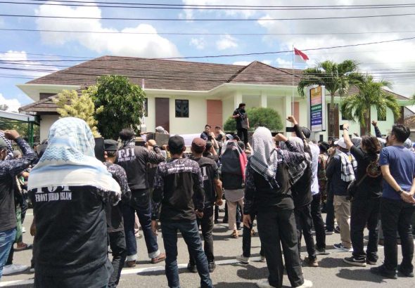 Aksi Desakan Keadilan, Ratusan Massa FJI Geruduk PN Wonosari Tuntut Kasus Pencabulan Anak