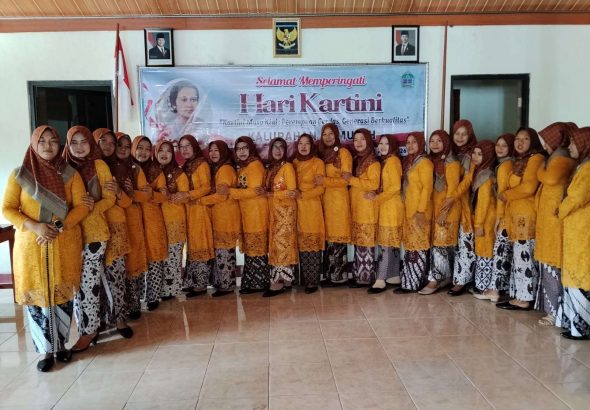 Peringati Hari Kartini, PKK Semugih Gelar Upacara di Halaman Balai Kalurahan