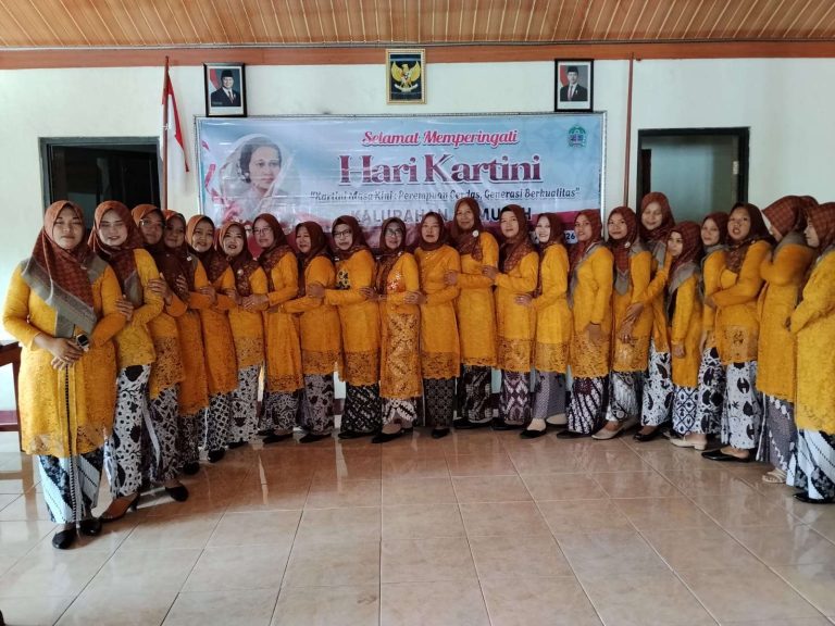 Peringati Hari Kartini, PKK Semugih Gelar Upacara di Halaman Balai Kalurahan