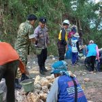 Bersinergi Bangun Infrastruktur, TNI-Polri dan Masyarakat Gotong Royong Bangun Cor Rabat di Purwodadi