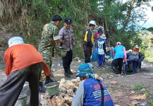 Bersinergi Bangun Infrastruktur, TNI-Polri dan Masyarakat Gotong Royong Bangun Cor Rabat di Purwodadi