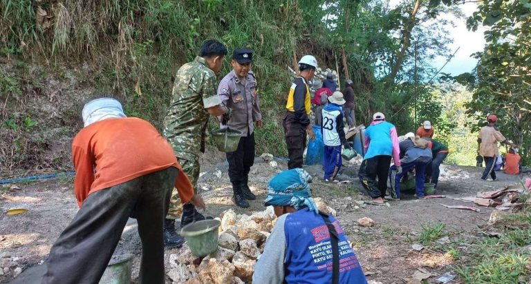 Bersinergi Bangun Infrastruktur, TNI-Polri dan Masyarakat Gotong Royong Bangun Cor Rabat di Purwodadi