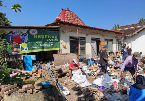 Sedekah Barang Bekas: Solusi Lingkungan dan Pengikat Kebersamaan Warga