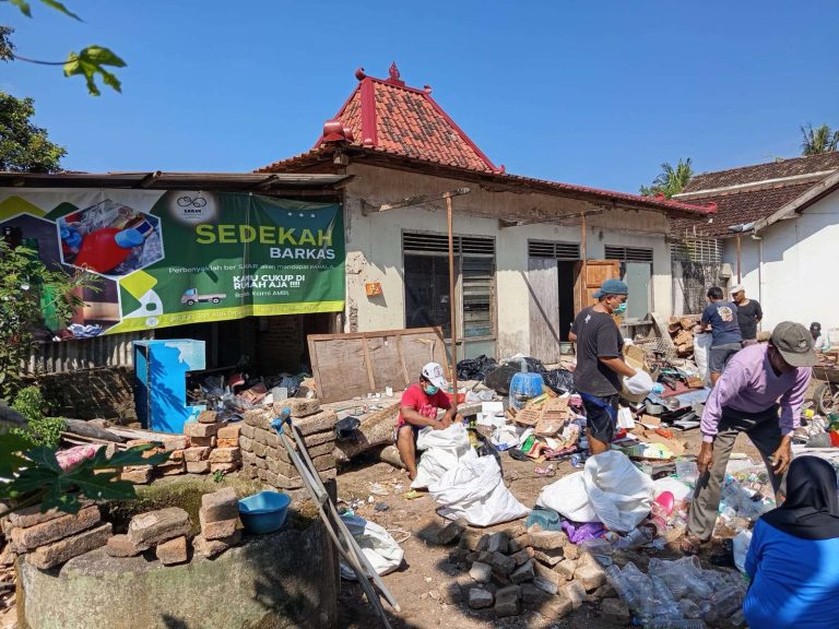 Sedekah Barang Bekas: Solusi Lingkungan dan Pengikat Kebersamaan Warga
