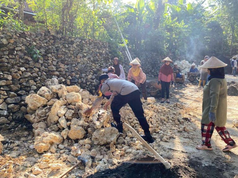Sinergi TNI-Polri dan Masyarakat Bergotong Royong Bangun Infrastruktur di Sumberwungu