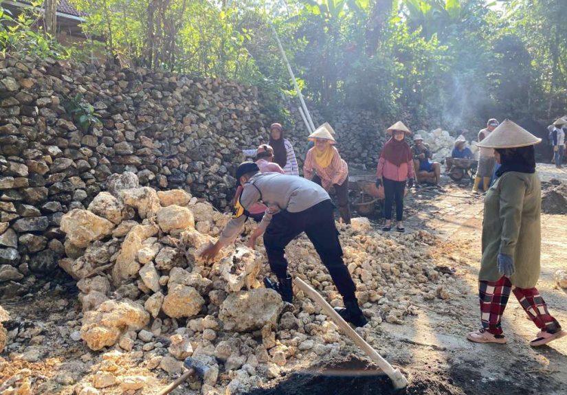 Sinergi TNI-Polri dan Masyarakat Bergotong Royong Bangun Infrastruktur di Sumberwungu