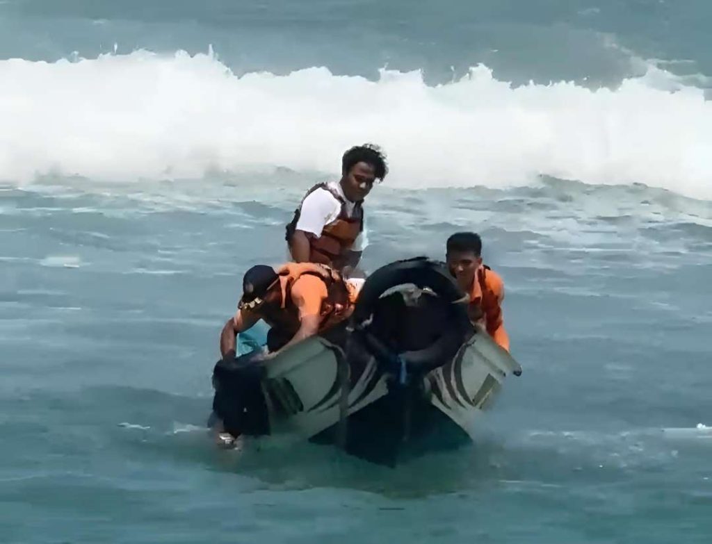 Terseret Arus Balik Rip Current, Ibu dan Anak Berhasil Dievakuasi di Pantai Sundak