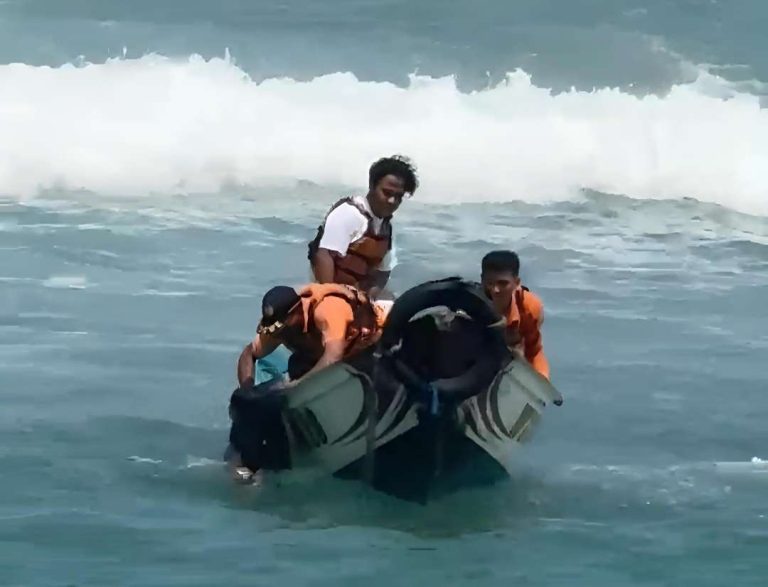Terseret Arus Balik Rip Current, Ibu dan Anak Berhasil Dievakuasi di Pantai Sundak