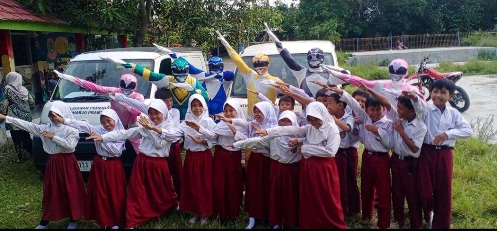 Viral Superhero Pink antar makanan dari SPPG Sumberharjo 2 di Prambanan